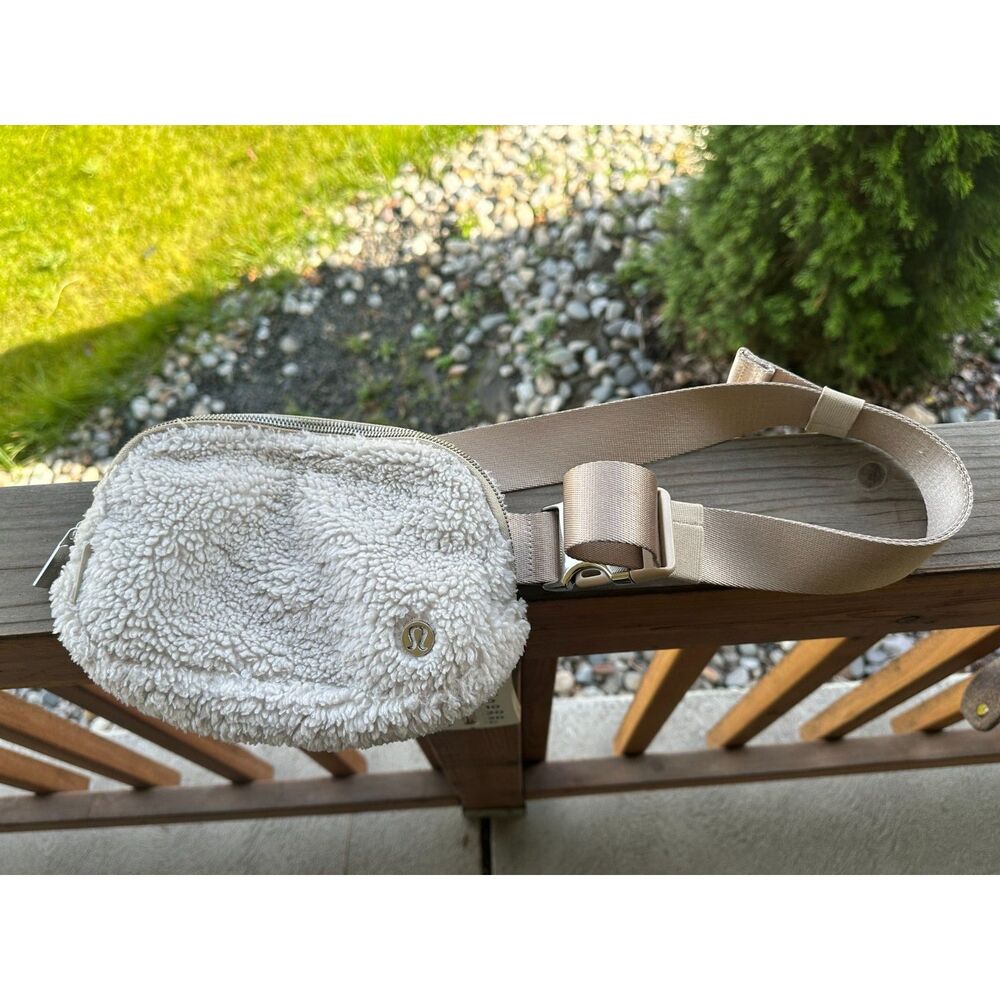 Lululemon Everywhere Belt Bag 1L Fleece Sherpa Natural Ivory Silver OS